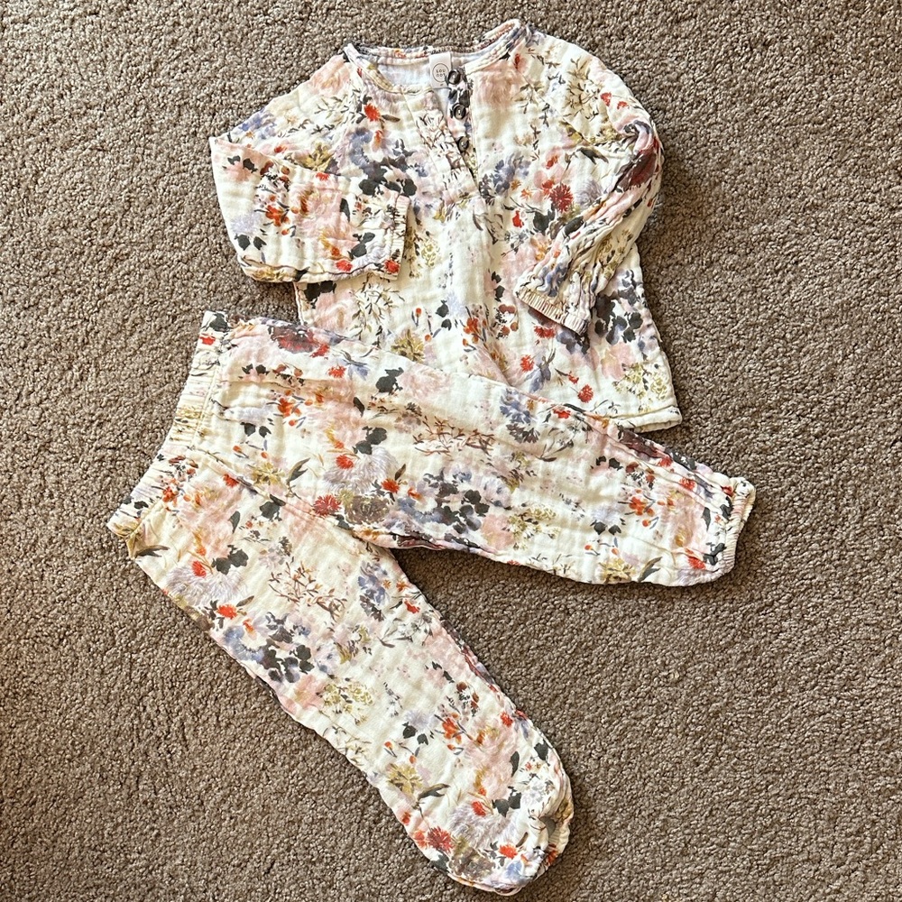 Lou Lou and Company Floral Two-Piece Outfit in Cream & Peach 4/5
